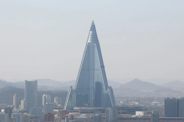 105-этажный отель «Рюгён» в Северной Корее, прозванный «Отелем гибели», является самым высоким необитаемым зданием в мире