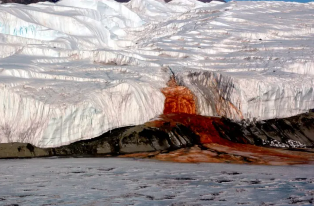 В Антарктиде есть пятиэтажный водопад кроваво-красного цвета